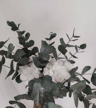Cargar imagen en el visor de la galería, RAMO HORTENSIAS BLANCAS