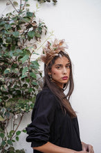 Cargar imagen en el visor de la galería, TOCADO DOBLE LAGRIMA EN DORADO Y ARENA