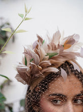 Cargar imagen en el visor de la galería, TOCADO DOBLE LAGRIMA EN DORADO Y ARENA