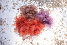 Cargar imagen en el visor de la galería, BROCHE FLOR GASA