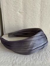 Cargar imagen en el visor de la galería, DIADEMA HELEN GRIS VERDOSO