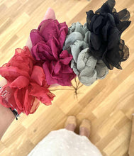 Cargar imagen en el visor de la galería, CHOKER FLOR GASA