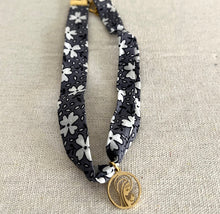 Cargar imagen en el visor de la galería, COLLAR LIBERTY VIRGEN NIÑA