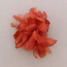 Cargar imagen en el visor de la galería, BROCHE FLOR GASA