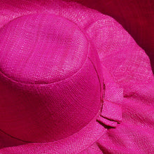 Cargar imagen en el visor de la galería, Sombreros de rafia Capeline artesanía de Madagascar
