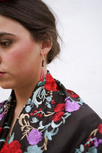 Cargar imagen en el visor de la galería, MANTON MARTINA NEGRO CON ROJO
