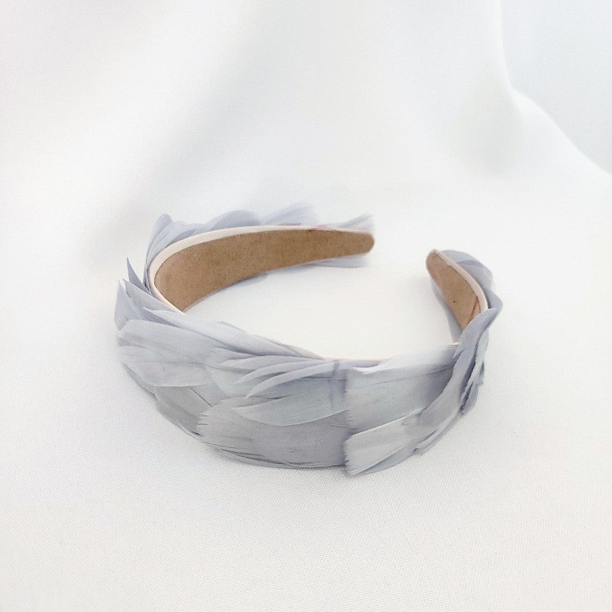 DIADEMAS PLUMAS GRIS PERLA