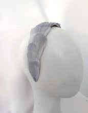 Cargar imagen en el visor de la galería, DIADEMAS PLUMAS GRIS PERLA

