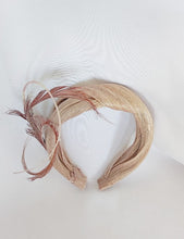 Cargar imagen en el visor de la galería, DIADEMA ROSA NUDE PLUMAS
