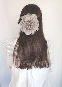 FLOR DE SEDA Y TUL GRIS
