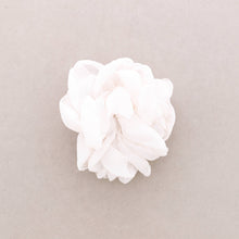 Cargar imagen en el visor de la galería, BROCHE FLOR SEDA PETALE
