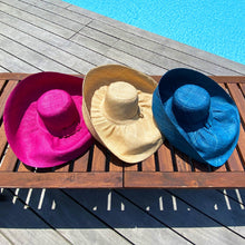 Cargar imagen en el visor de la galería, Sombreros de rafia Capeline artesanía de Madagascar
