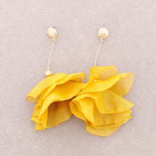 Cargar imagen en el visor de la galería, PENDIENTE FLOR DE TELA
