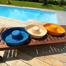 Cargar imagen en el visor de la galería, Sombreros de rafia Capeline artesanía de Madagascar
