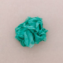 Cargar imagen en el visor de la galería, BROCHE FLOR SEDA PETALE

