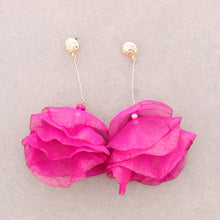 Cargar imagen en el visor de la galería, PENDIENTE FLOR DE TELA
