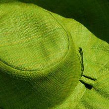 Cargar imagen en el visor de la galería, Sombreros de rafia Capeline artesanía de Madagascar
