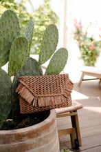 Cargar imagen en el visor de la galería, CARTERA RAFIA TEJA
