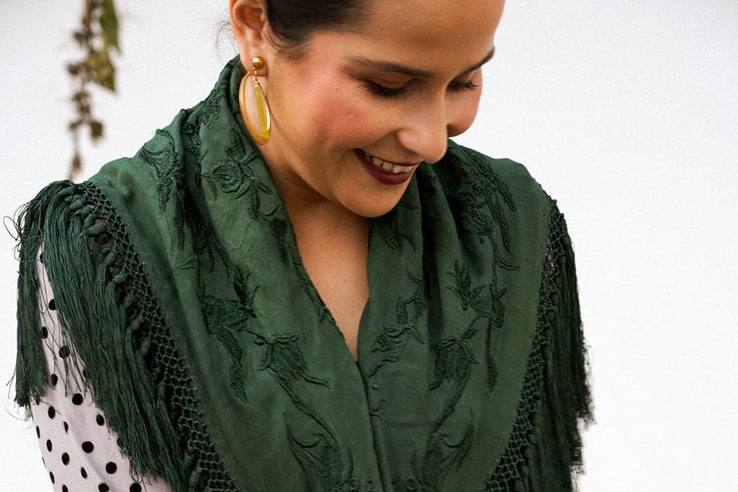 foto modelo con mantón verde botella