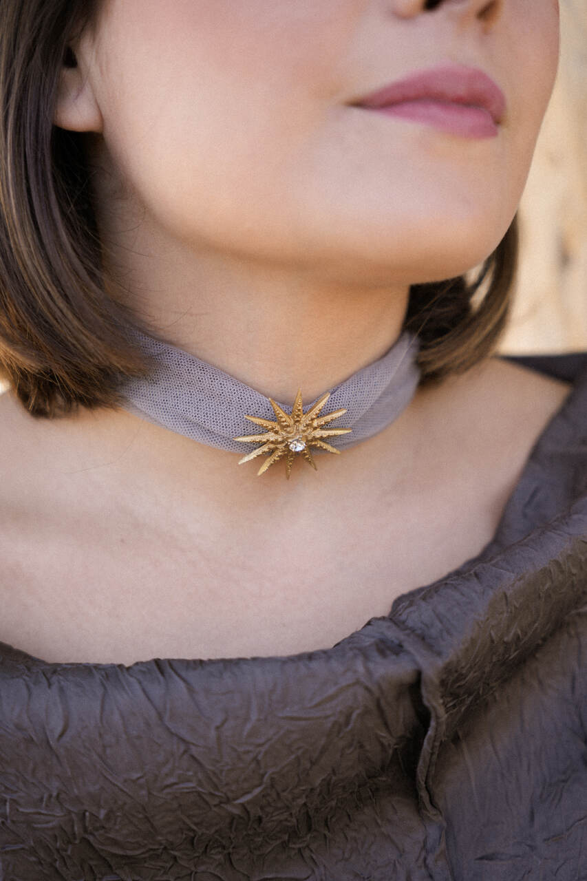 CHOKER GRIS TUL DE SEDA