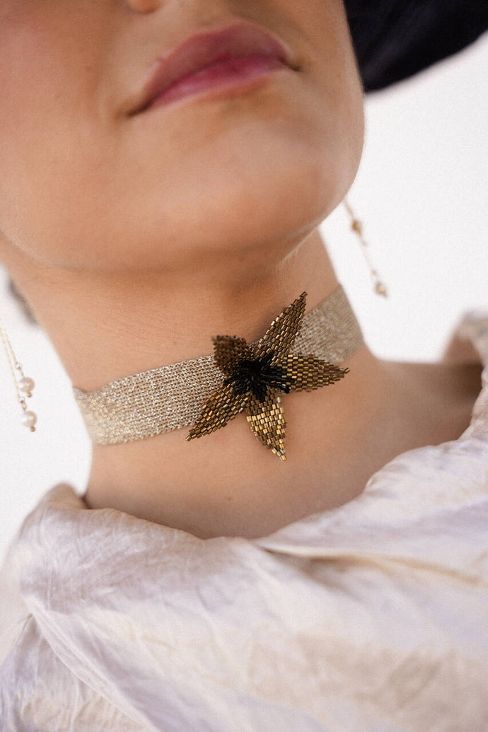 CHOKER FLOR DORADA LOTO