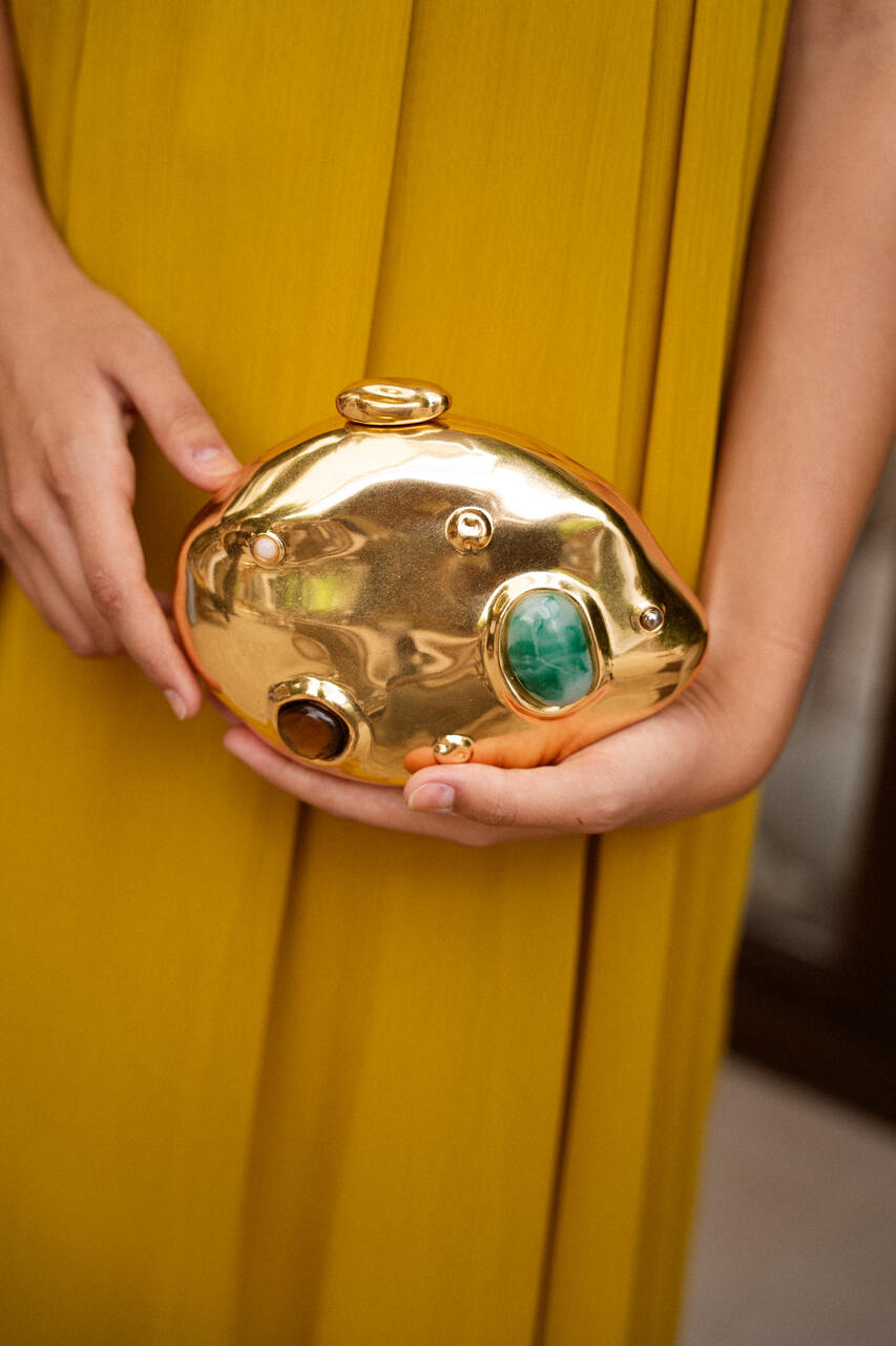 CARTERA RÍGIDA CON PIEDRAS DORADA