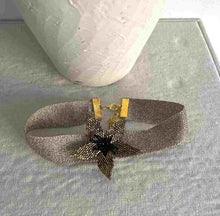 Cargar imagen en el visor de la galería, CHOKER FLOR DORADA LOTO
