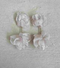 Cargar imagen en el visor de la galería, PENDIENTES FLOR GASA
