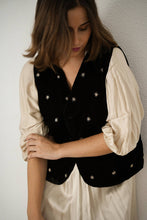 Cargar imagen en el visor de la galería, CHALECO CON BOTONES DE TERCIOPELO Y BORDADO NEGRO
