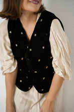 Cargar imagen en el visor de la galería, CHALECO CON BOTONES DE TERCIOPELO Y BORDADO NEGRO
