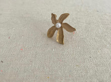 Cargar imagen en el visor de la galería, ANILLO FLOR PERLA

