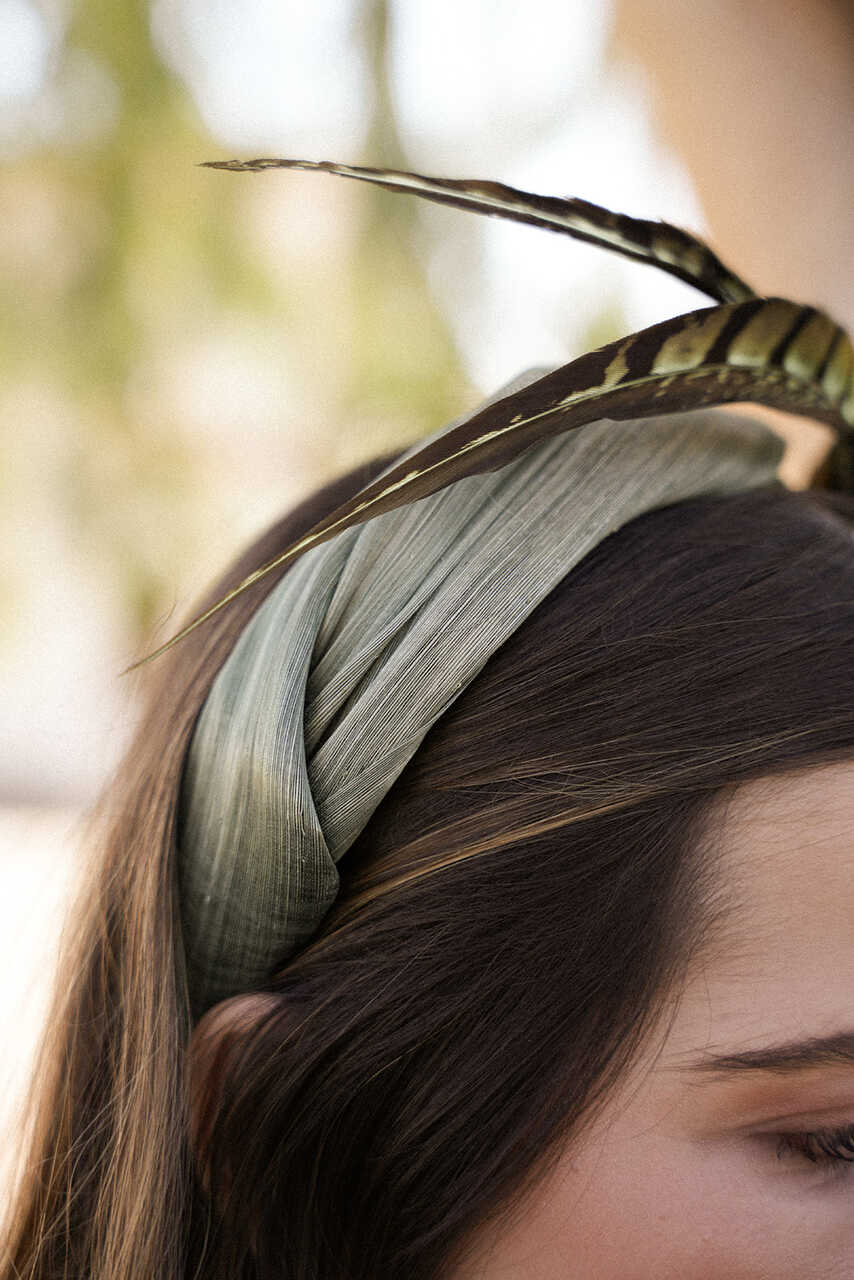 DIADEMA OLIVE PLUMA