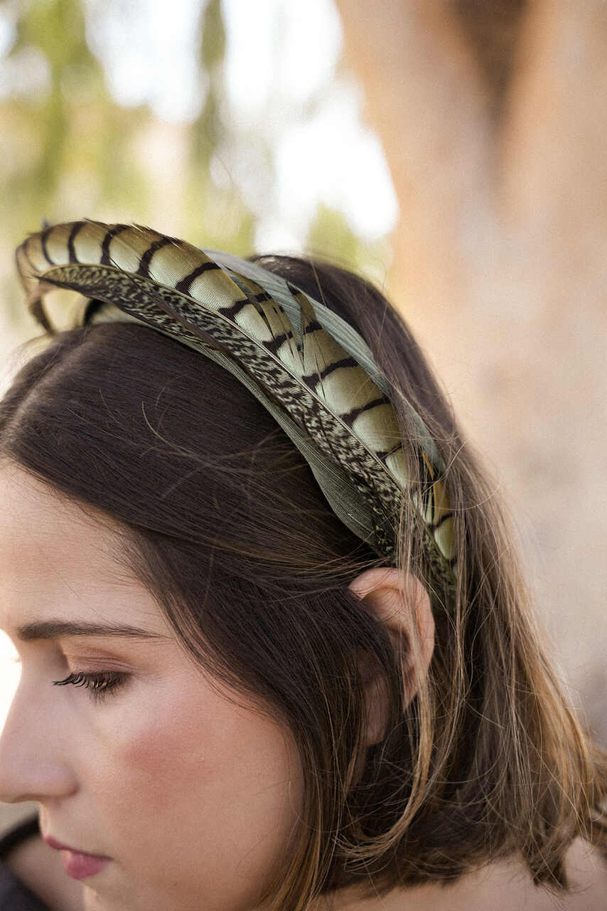 DIADEMA OLIVE PLUMA