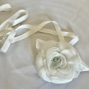 CHOKER FLOR CAMELIA BLANCA
