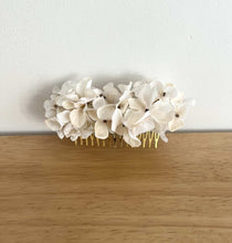 Cargar imagen en el visor de la galería, PEINA HORTENSIAS ARTIFICIAL IVORY

