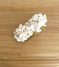 Cargar imagen en el visor de la galería, PEINA HORTENSIAS ARTIFICIAL IVORY
