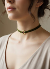 Cargar imagen en el visor de la galería, CHOKER ANILLO TERCIOPELO
