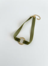 Cargar imagen en el visor de la galería, CHOKER ANILLO TERCIOPELO
