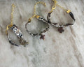 PULSERA  TELA CRUZ PIEDRA