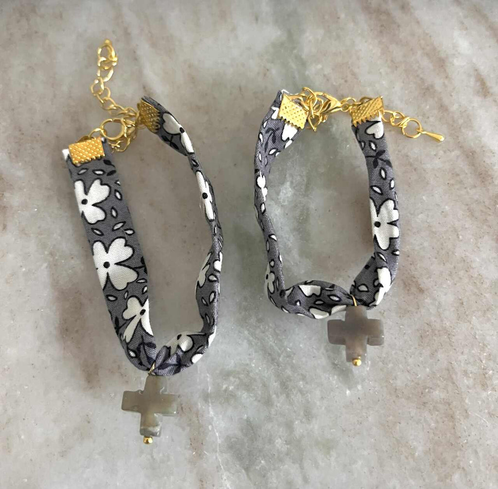 PULSERA TELA FLORAL GRIS