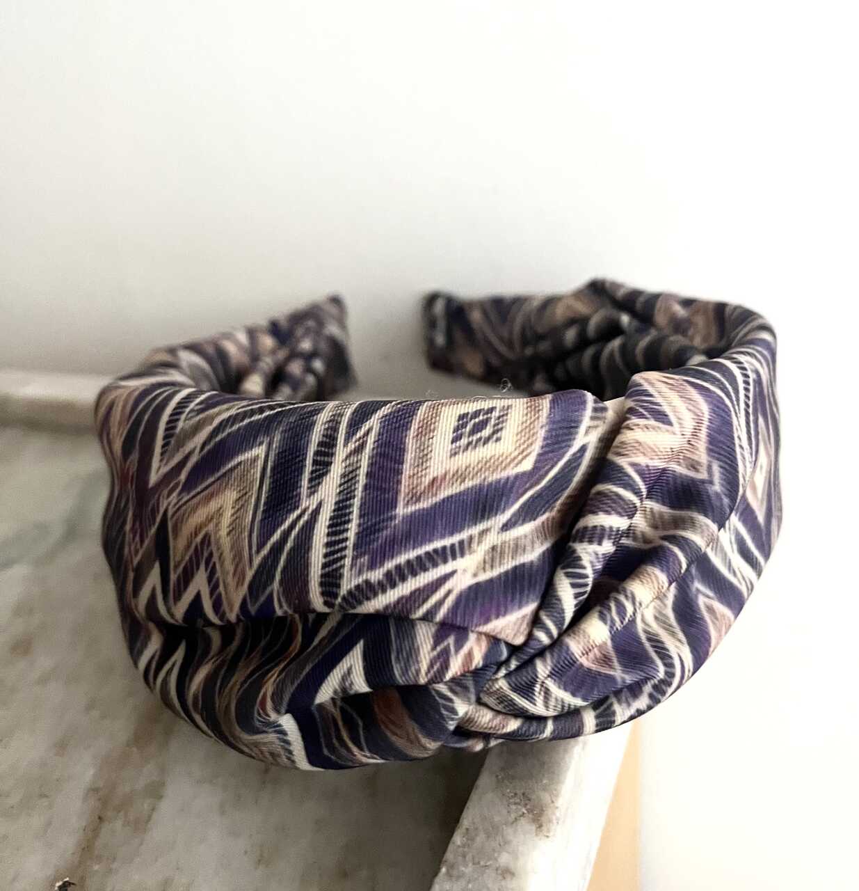 DIADEMA ESTAMPADA UVE