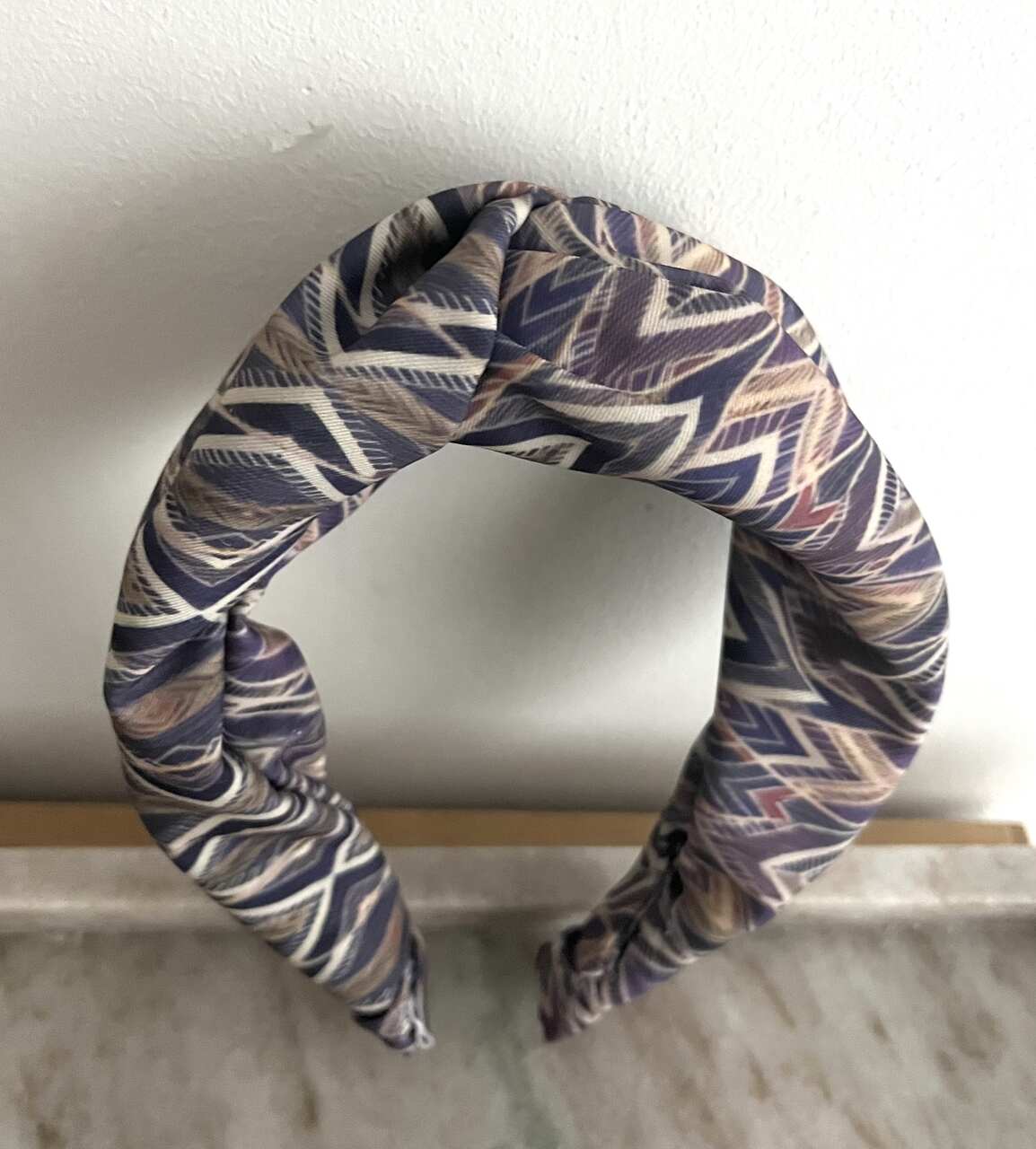 DIADEMA ESTAMPADA UVE