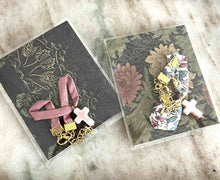 Cargar imagen en el visor de la galería, PULSERA TELA FLORAL GRIS
