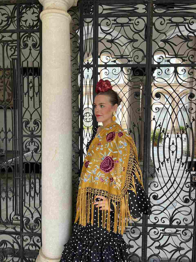 MANTÓN BORDADO CARLA MOSTAZA