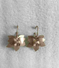 Cargar imagen en el visor de la galería, ARO FLOR COLGANTE
