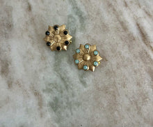 Cargar imagen en el visor de la galería, BROCHE  CRISANTEMO LATON CRISTAL
