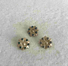 Cargar imagen en el visor de la galería, BROCHE  CRISANTEMO LATON CRISTAL
