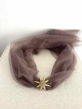 Cargar imagen en el visor de la galería, CHOKER TUL TAUPE  ESTRELLA
