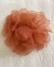 Cargar imagen en el visor de la galería, BROCHE FLOR TELA
