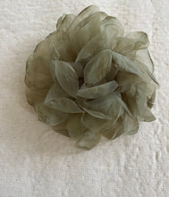 Cargar imagen en el visor de la galería, BROCHE FLOR TELA
